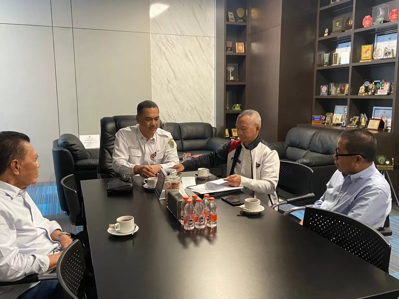 Ketua KONI Kaltim didampingi ketua harian saat menghadap ke Plt Kadispora terkait permohonan penggunaan sisa anggaran hibah tahun lalu. (KPG)