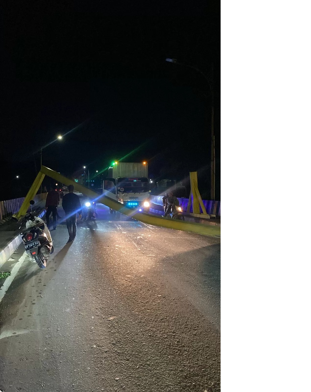 Portal jembatan Mahulu hancur ditabrak truk.