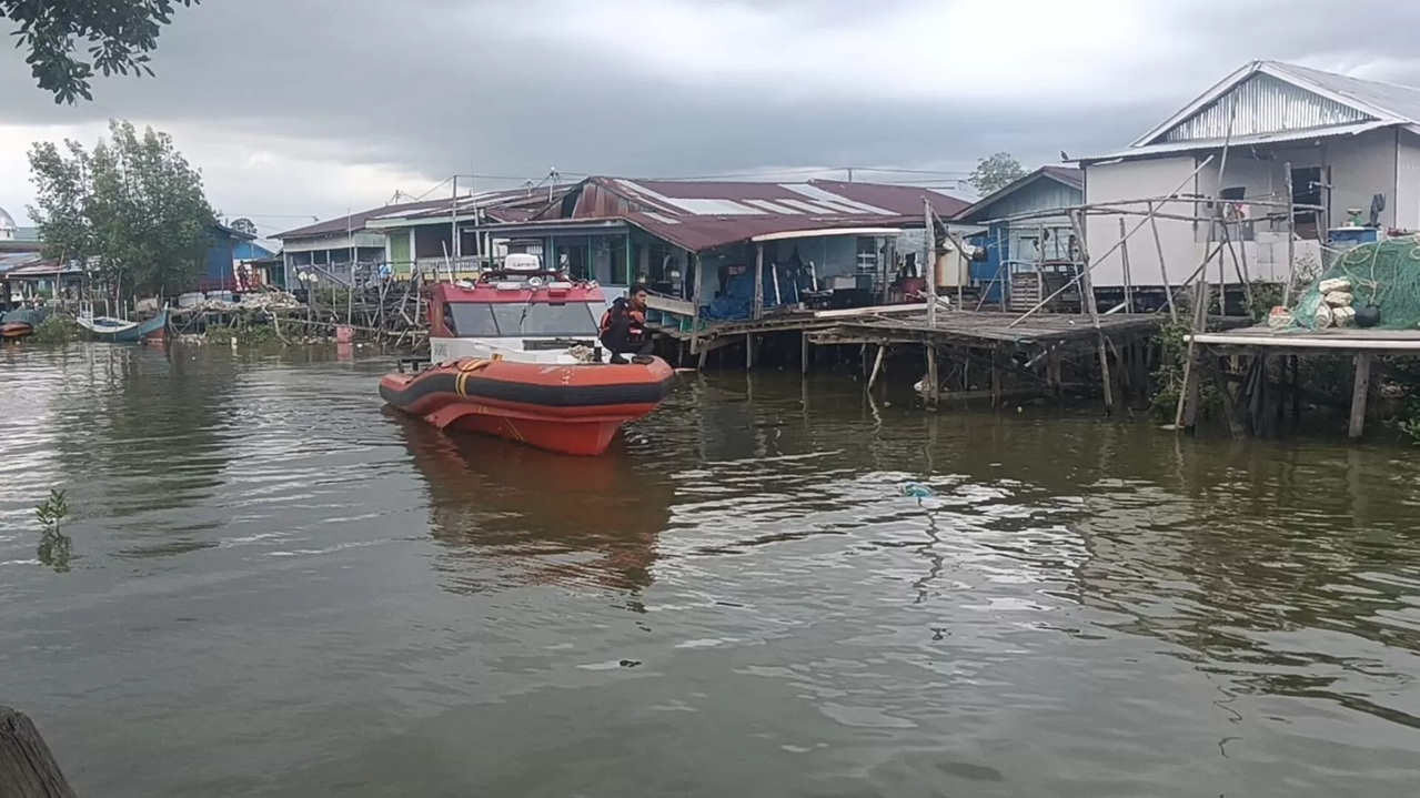 PENCARIAN : Personel Pos SAR Nunukan bersama tim gabungan melakukan pencarian terhadap nelayan yang dilaporkan hilang.