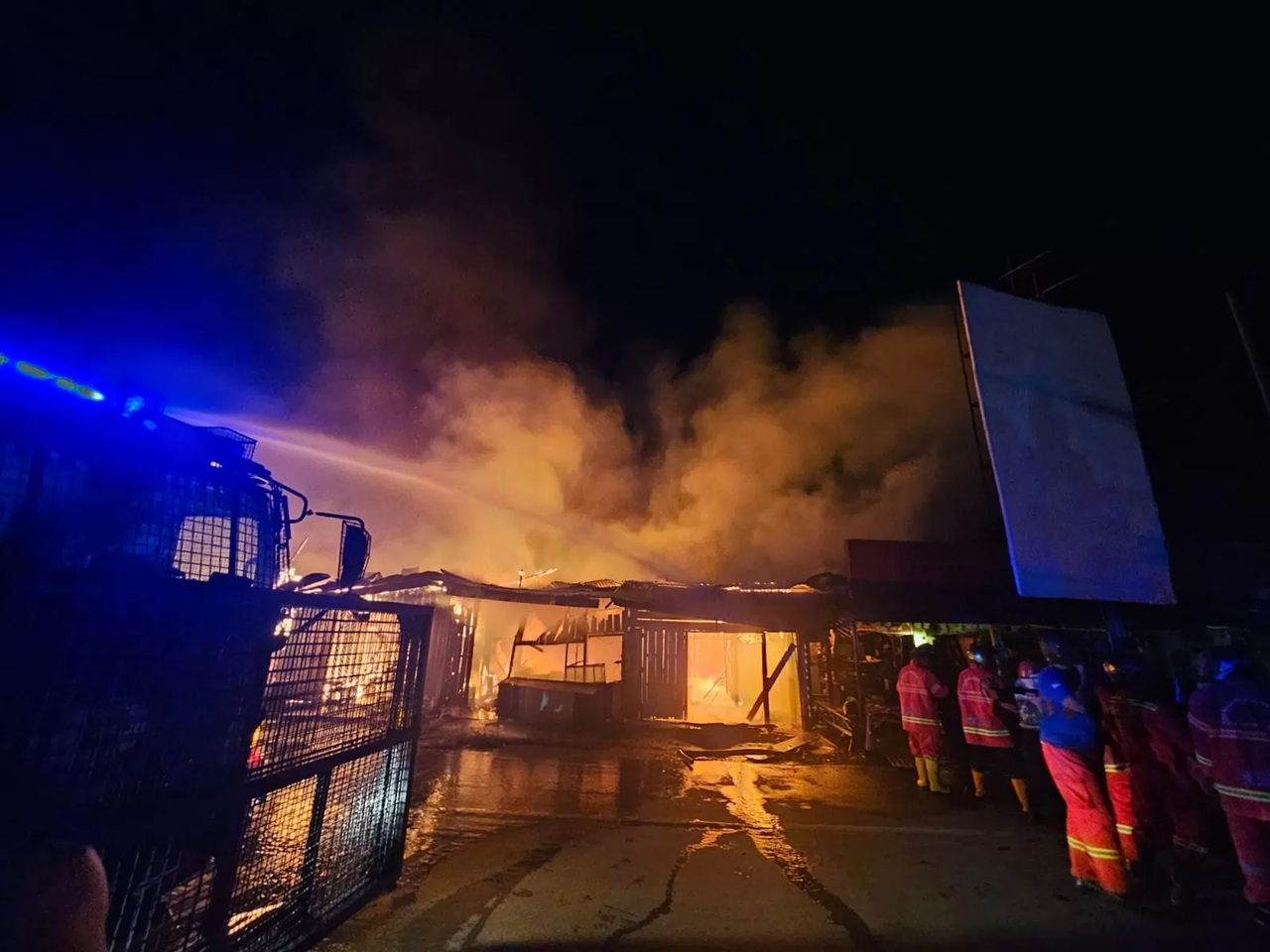 KERJA KERAS: Petugas melakukan upaya pemadaman&nbsp;di lokasi kebakaran. (RADAR TARAKAN)