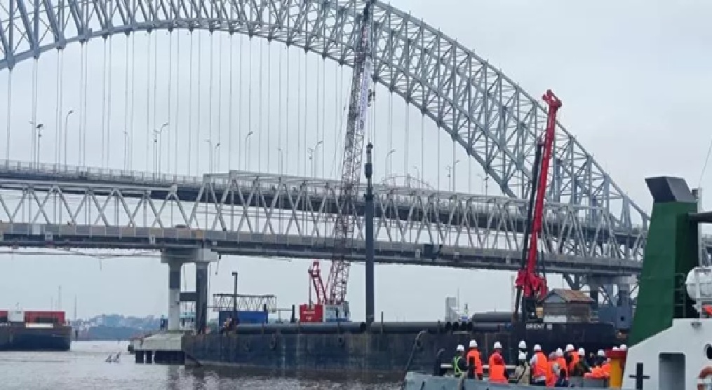 Pemancangan 12 titik kaki fender Jembatan Mahakam, yang resmi mulai dikerjakan, Jumat (30/1/2026). (OKE/SAPOS)
