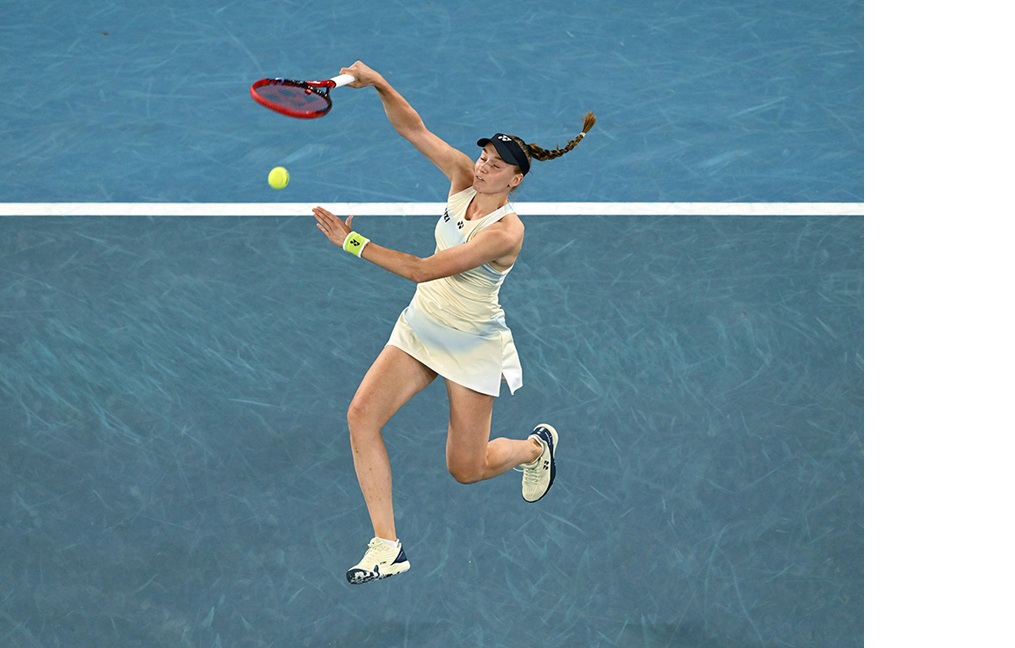 Elena Rybakina berhasil menumbangkan petenis nomor satu dunia, Aryna Sabalenka, melalui pertarungan tiga set yang berakhir dengan skor 6-4, 4-6, dan 6-4.