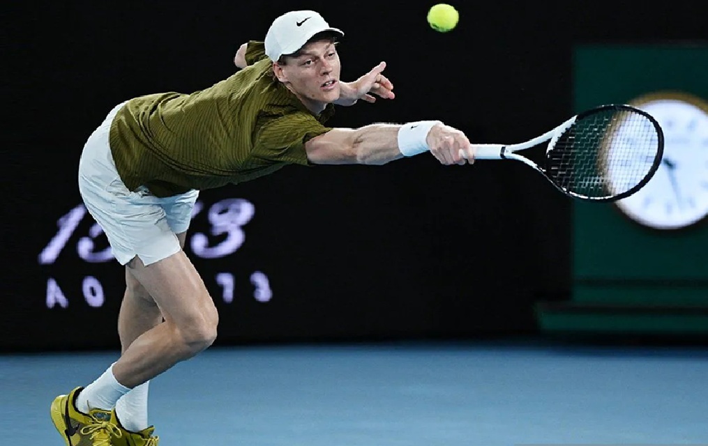 Petenis Italia Jannik Sinner beraksi dalam pertandingan babak semifinal Australian Open melawan petenis Serbia Novak Djokovic.