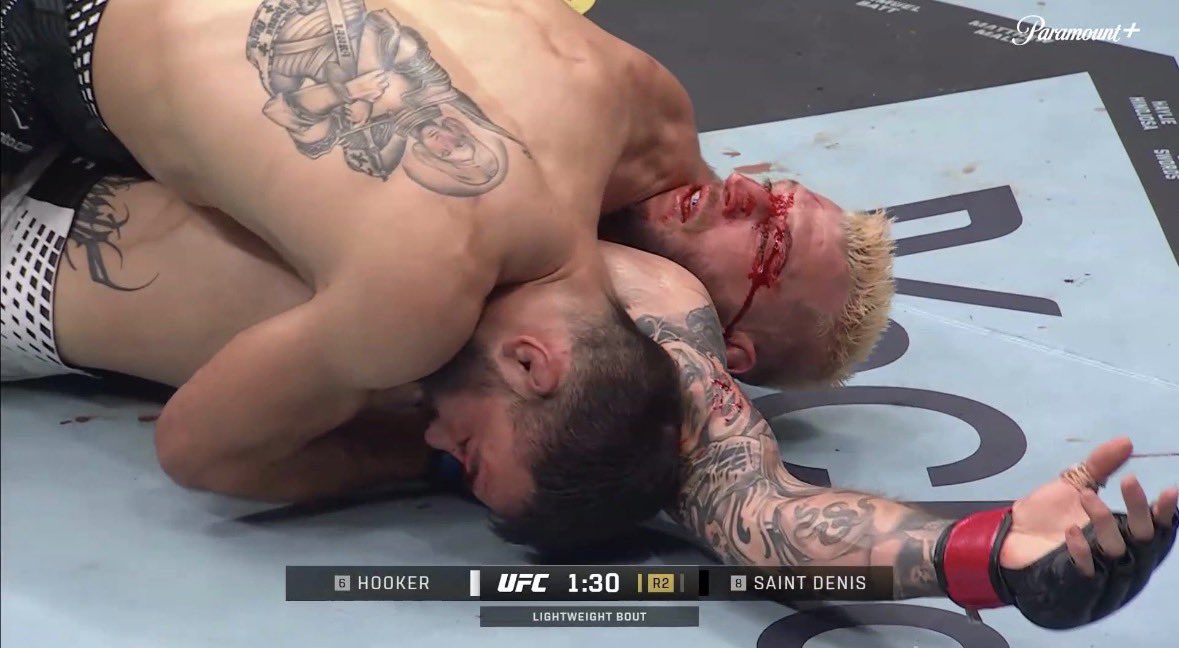 Beno&icirc;t "BSD" Saint Denis coba mencekik Dan Hooker.