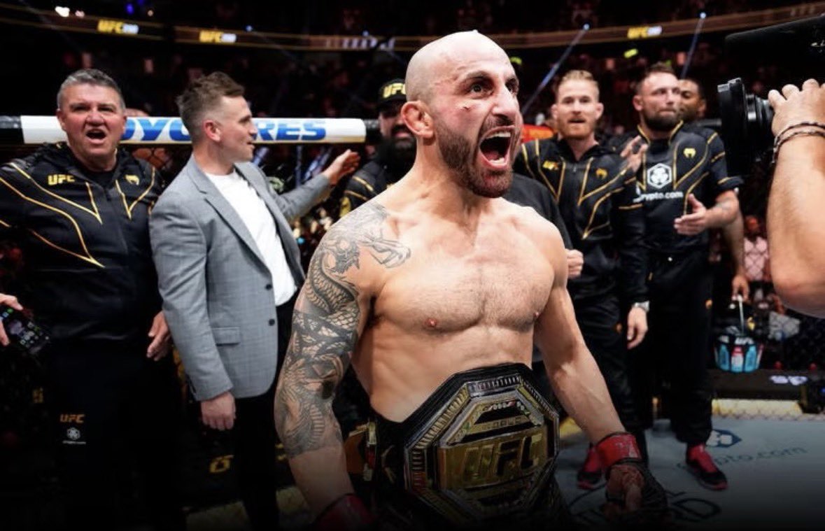 Alex Volkanovski pertahankan sabuk juara featherweight.