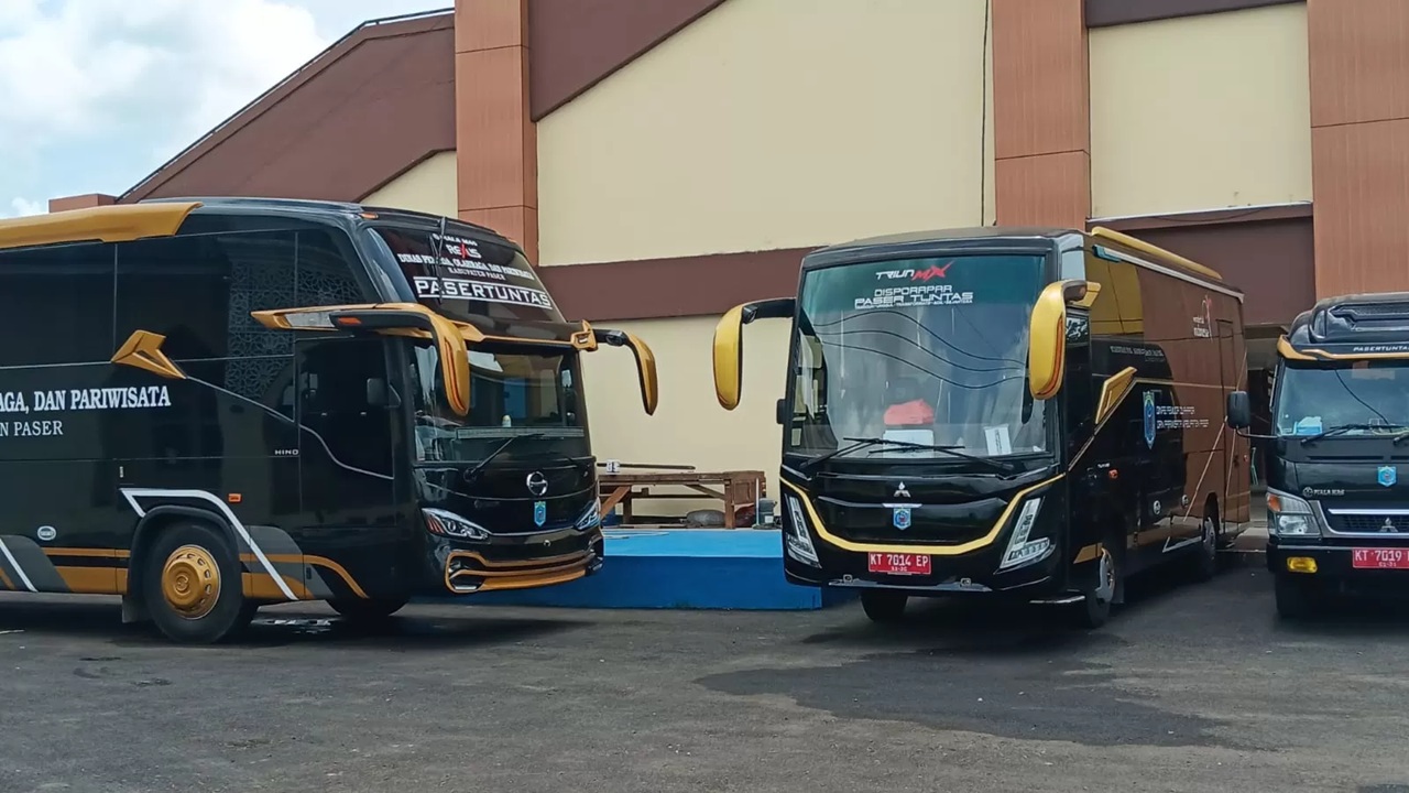 Disporapar Kabupaten Paser mengadakan tiga unit bus baru senilai Rp3,3 miliar melalui APBD 2025 untuk mendukung pelaksanaan Porprov dan mobilisasi atlet.(FOTO:RANO/PASER POS)