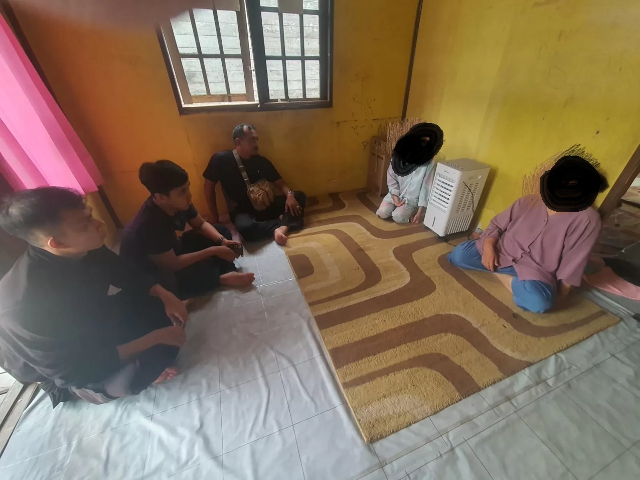 MEDIASI: Personel Polsek Banjarmasin Utara langsung turun ke lokasi menindaklanjuti laporan ke layanan Call Center 110 Polri. (Foto: Polresta Banjarmasin Untuk Radar Banjarmasin.)