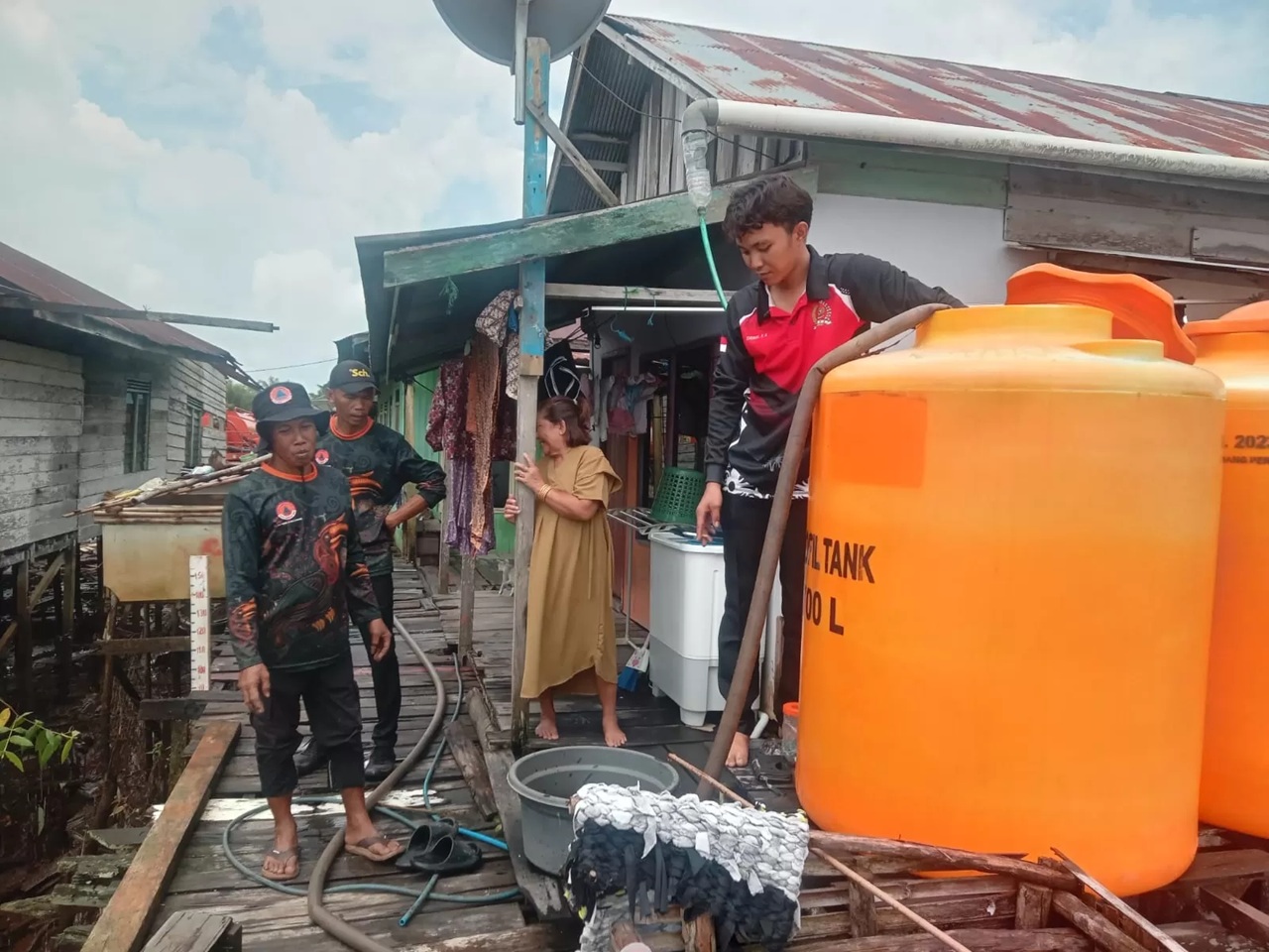 BPBD Kotim distribusikan air bersih untuk warga di Desa Bagendang Permai yang mengalami krisis air bersih, Kamis (29/1). (istimewa/BPBD Kotim )