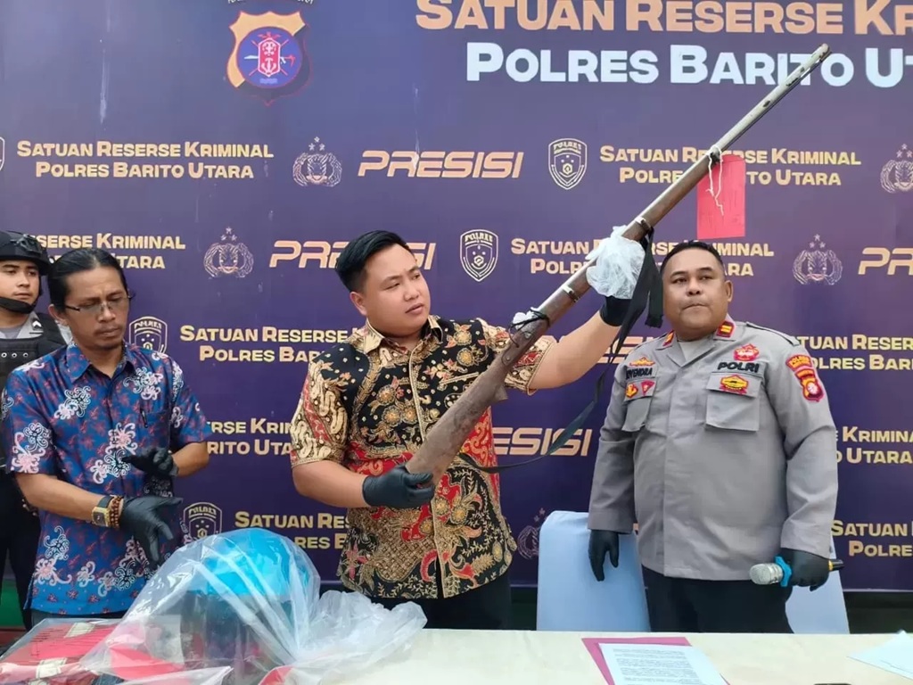 Kasat Reskrim Polres Barito Utara AKP Ricky Hermawan menunjukkan senjata untuk menembak.RENO/KALTENG POS