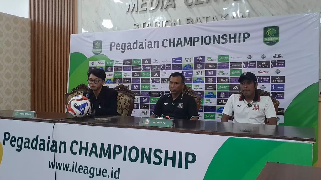 Pelatih Deltras FC Widodo (tengah) bersama kapten tim saat konferensi pers usai kemenangan 2-1 atas Persiba Balikpapan di Stadion Batakan, Sabtu (31/1/2026).