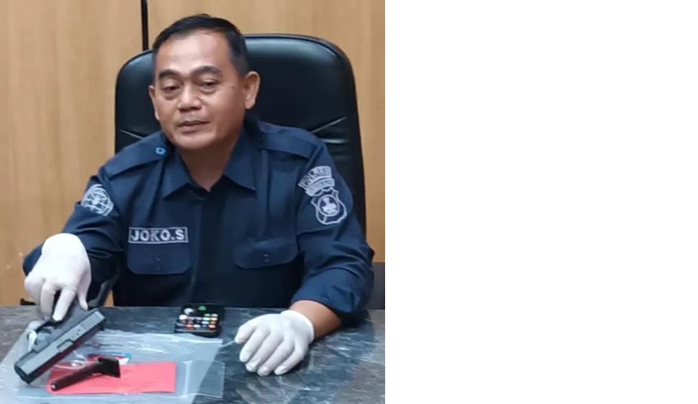 BARANG BUKTI:Kasi Humas Polres Tabalong, Iptu Joko Sutrisno menunjukkan benda diduga pistol milik pelaku TR, Kamis (29/1/2026). (Foto:Ibnu Dwi Wahyudi/Radar Banjarmasin)