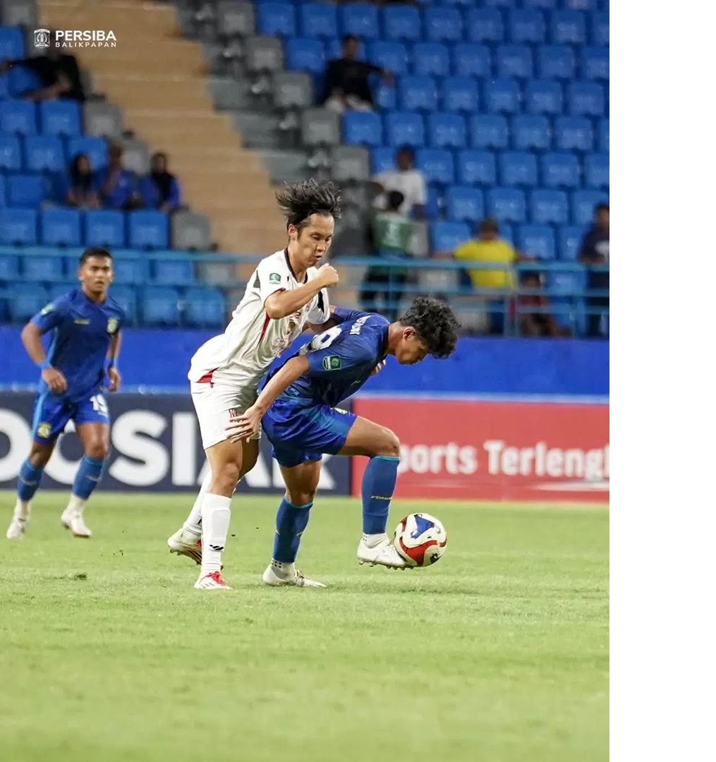 Pemain Persiba Balikpapan berusaha mengamankan bola dari tekanan pemain Deltras FC dalam laga Liga 2 di Stadion Batakan, Sabtu (31/1/2026).
