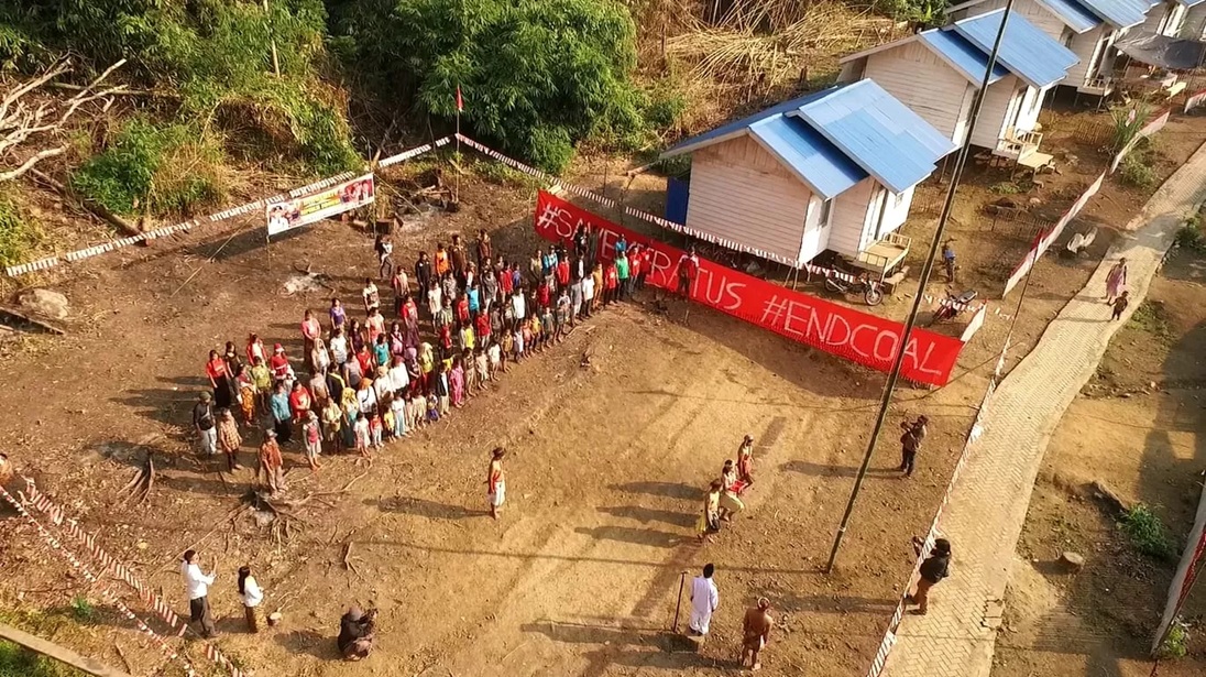 Aksi bentang spanduk penolakan wacana penetapan Taman Nasional Meratus oleh masyarakat adat Desa Kiyu di kawasan Pegunungan Meratus.