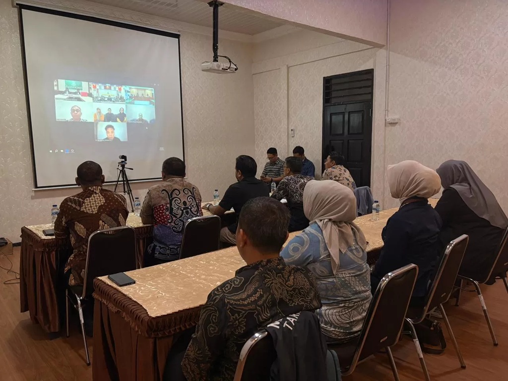 BERSAKSI : Para saksi dalam perkara dugaan tipikor penyimpangan penyaluran KUR memberikan keterangan di persidangan yang dijalani dengan virtual. (KEJARI TARAKAN)