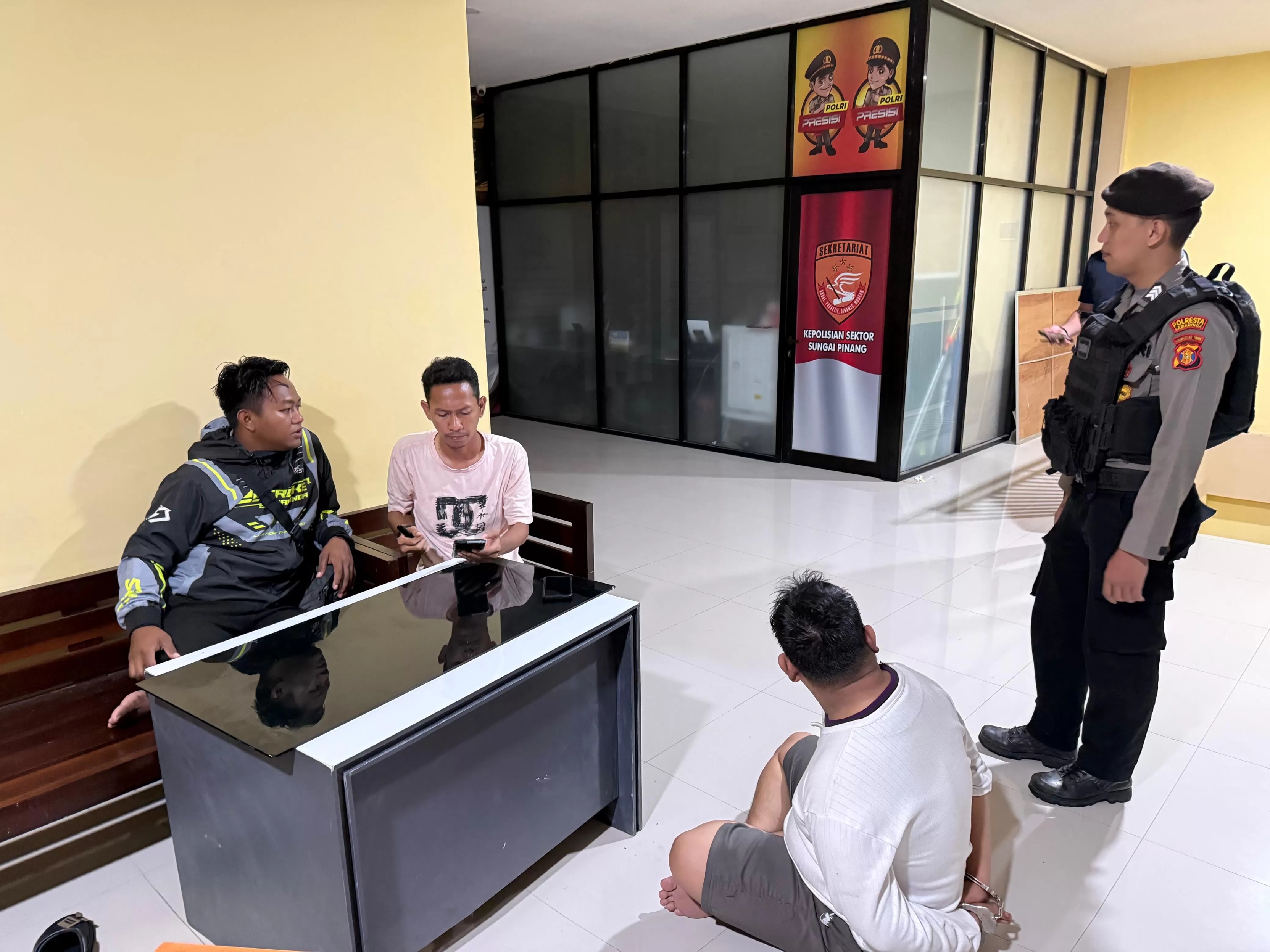 MAF diamankan Sat Samapta Polresta Samarinda usai diduga menganiaya istrinya dengan senjata tajam di kawasan Jalan Gelatik. (IST)