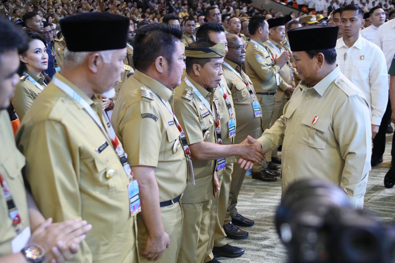 Gubernur bersalaman dengan Presiden.