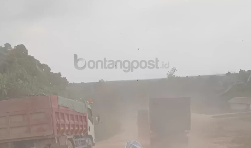 Truk yang angkut bahan baku semen.