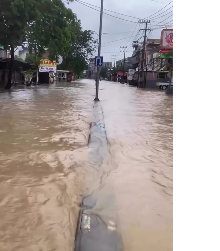TIDAK TERLIHAT: Media jalan Beje-beje terendam banjir hingga tidak terlihat, dengan ketinggian 50 sentimeter. (IST)