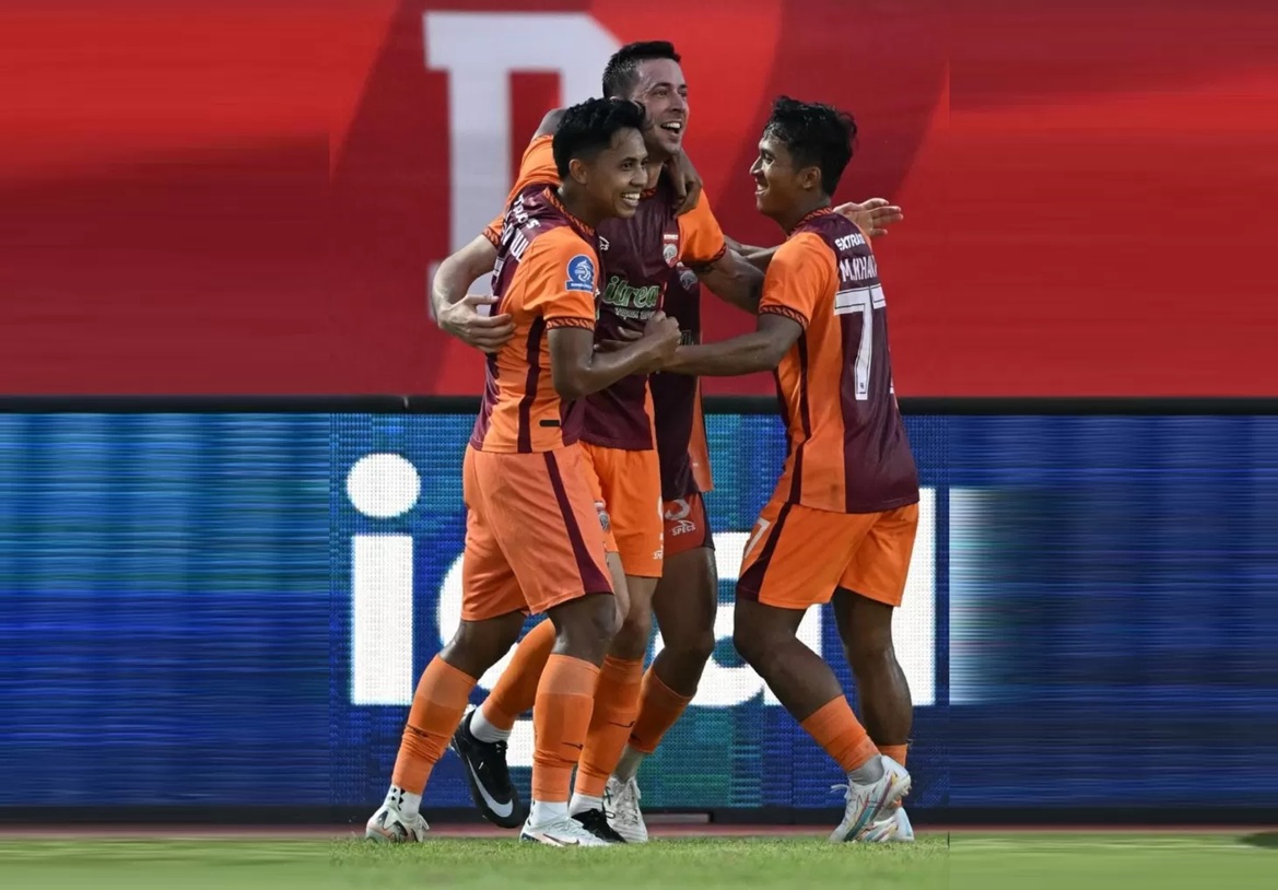 Koldo Obieta disambut rekan-rekannya usai mencetak gol penentu kemenangan di debut perdananya bersama Borneo FC, Minggu (1/2/2026) lalu.