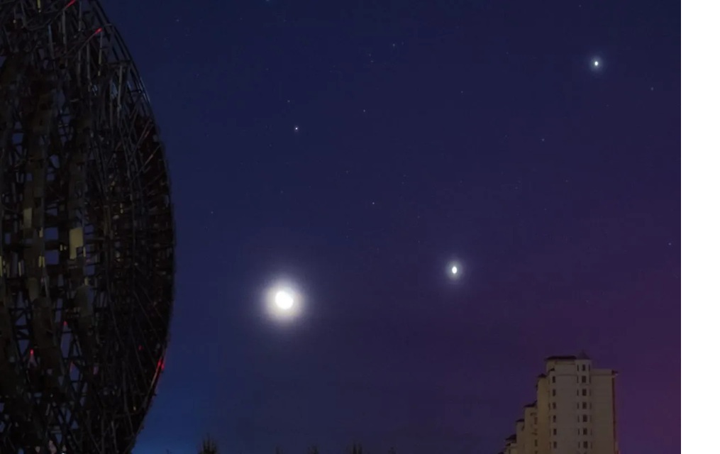 Foto yang diambil pada 21 Agustus 2025 ini menunjukkan planet Venus dan Jupiter di samping bulan sabit di langit di atas Kota Bei