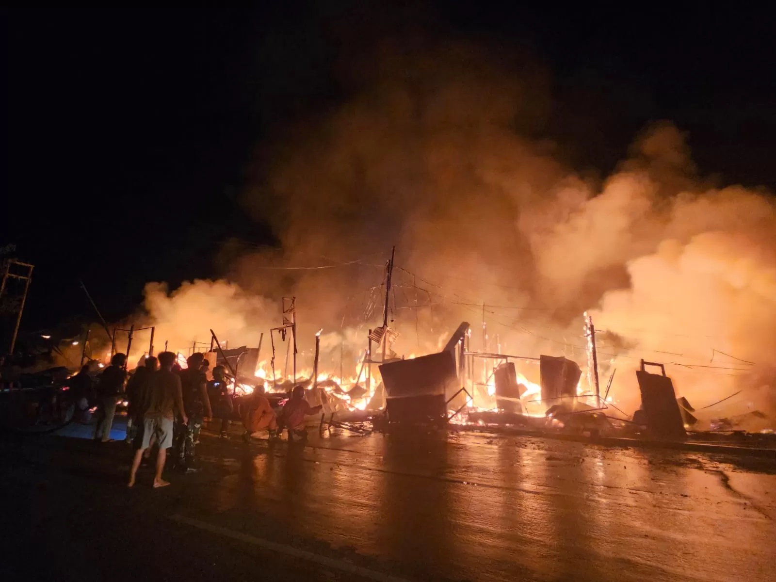 MEMBARA: Deretan kios milik warga yang dilalap api, Jumat (30/1) malam. (RADAR TARAKAN)