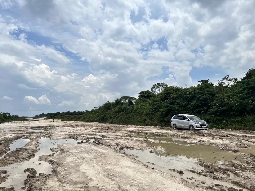 Akses pendekat menuju Desa Tanah Kuning-Mangkupadi Kecamatan Tanjung Palas Timur belum dapat dikerjakan karena efisiensi anggaran. (FAISAL/HRK)