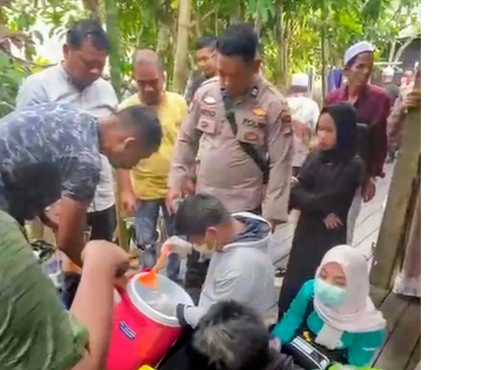Anggota Polsek Banjang saat mengambil sampel es buah hajatan di Desa Baru Tabing, Kecamatan Banjang, HSU. (Foto: Istimewa)