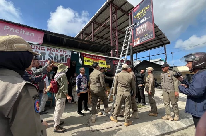 Penertiban reklame di Balikpapan beberapa waktu lalu. (DOK)