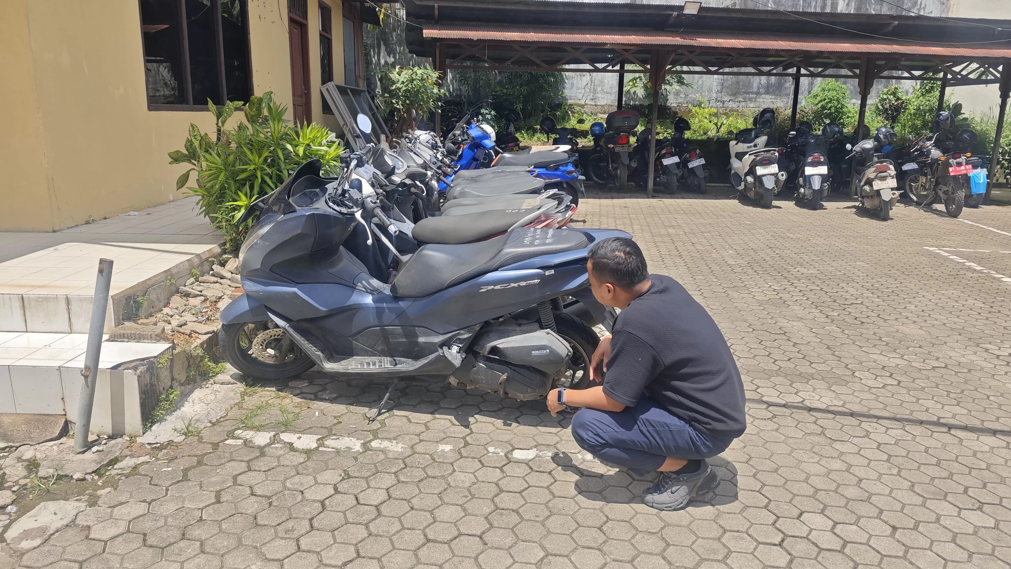 MB diamankan Unit Reskrim Polsekta Samarinda Kota setelah menggelapkan motor milik rekannya sendiri. (ist)