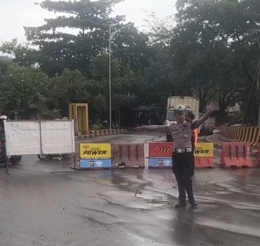Satlantas Polres Samarinda melakukan pengalihan arus lalu lintas di Jembatan Mahakam Ulu saat Dinas PUPR Kaltim lakukan uji dinamis dan NDT.