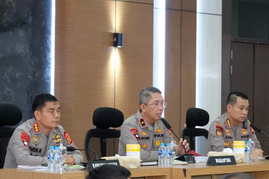 PIMPIN : Wakapolda Kalbar Brigjen Pol Roma Hutajulu memimpin pembukaan Latpraops Lilin Kapuas 2025 di Graha Khatulistiwa Polda Kalbar, Kamis (18/12). (ISTIMEWA)