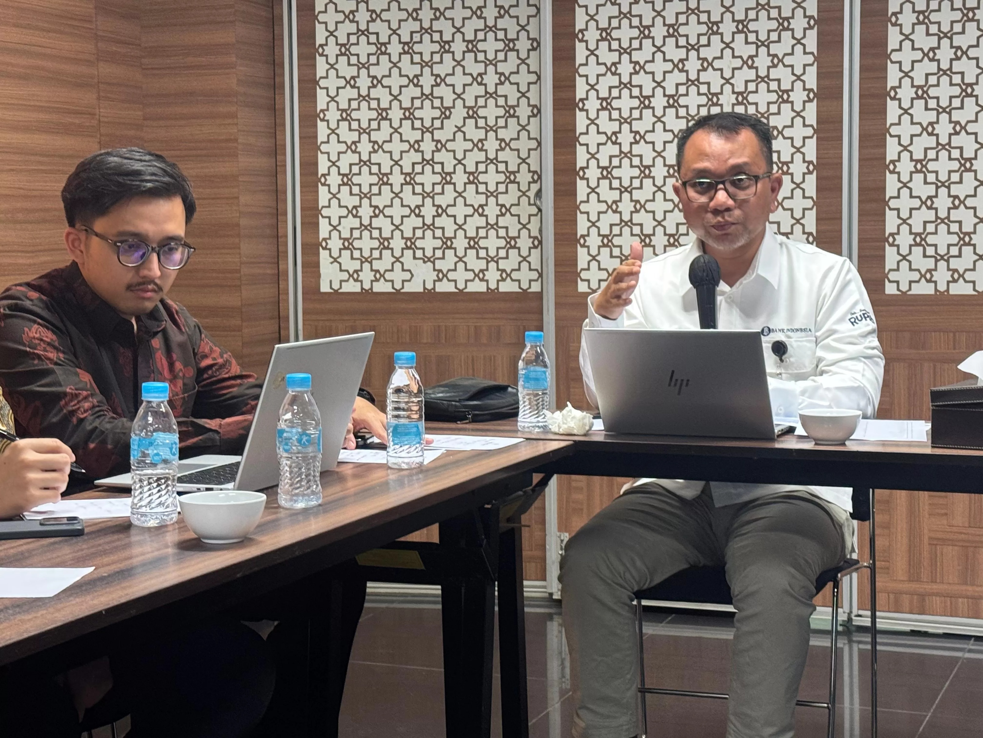 BERI PENJELASAN: Kepala KPwBI Kaltara Hasiando Ginsar Manik (kanan) memberikan penyampaian terkait total kredit perbankan tumbuh 68,24 persen secara tahunan. (SEPTIAN ASMADI/HRK)