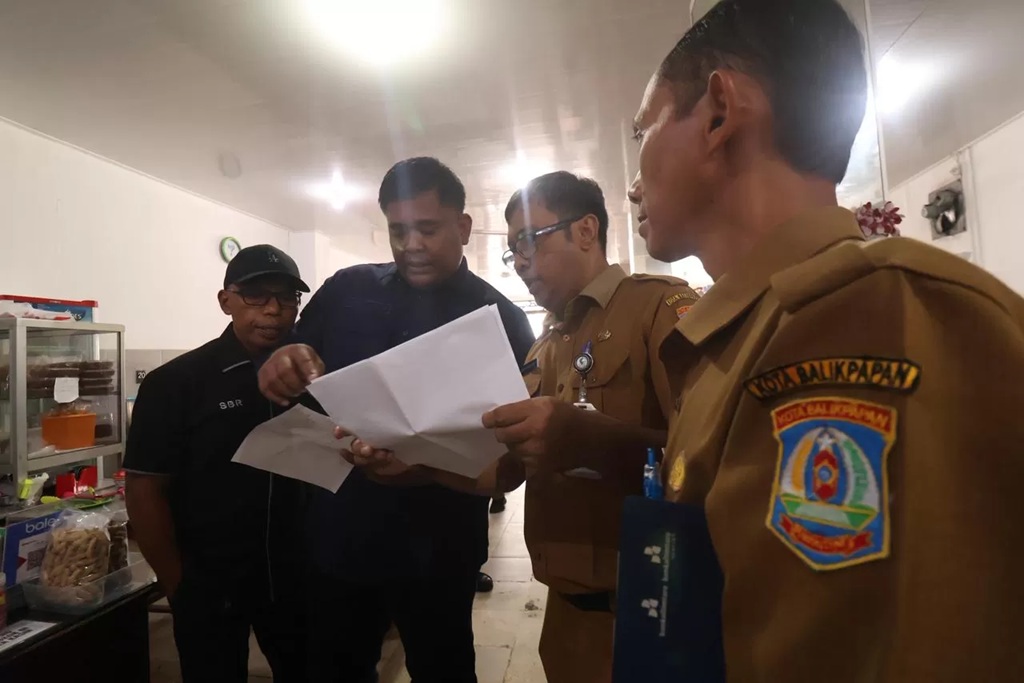 SANKSI PAJAK: Kabid Pendataan dan Penetapan BPPDRD Balikpapan Dicky Hariyono (dua kanan) saat menjelaskan data wajib pajak makan dan minuman. (ANGGI PRADITHA/KP)