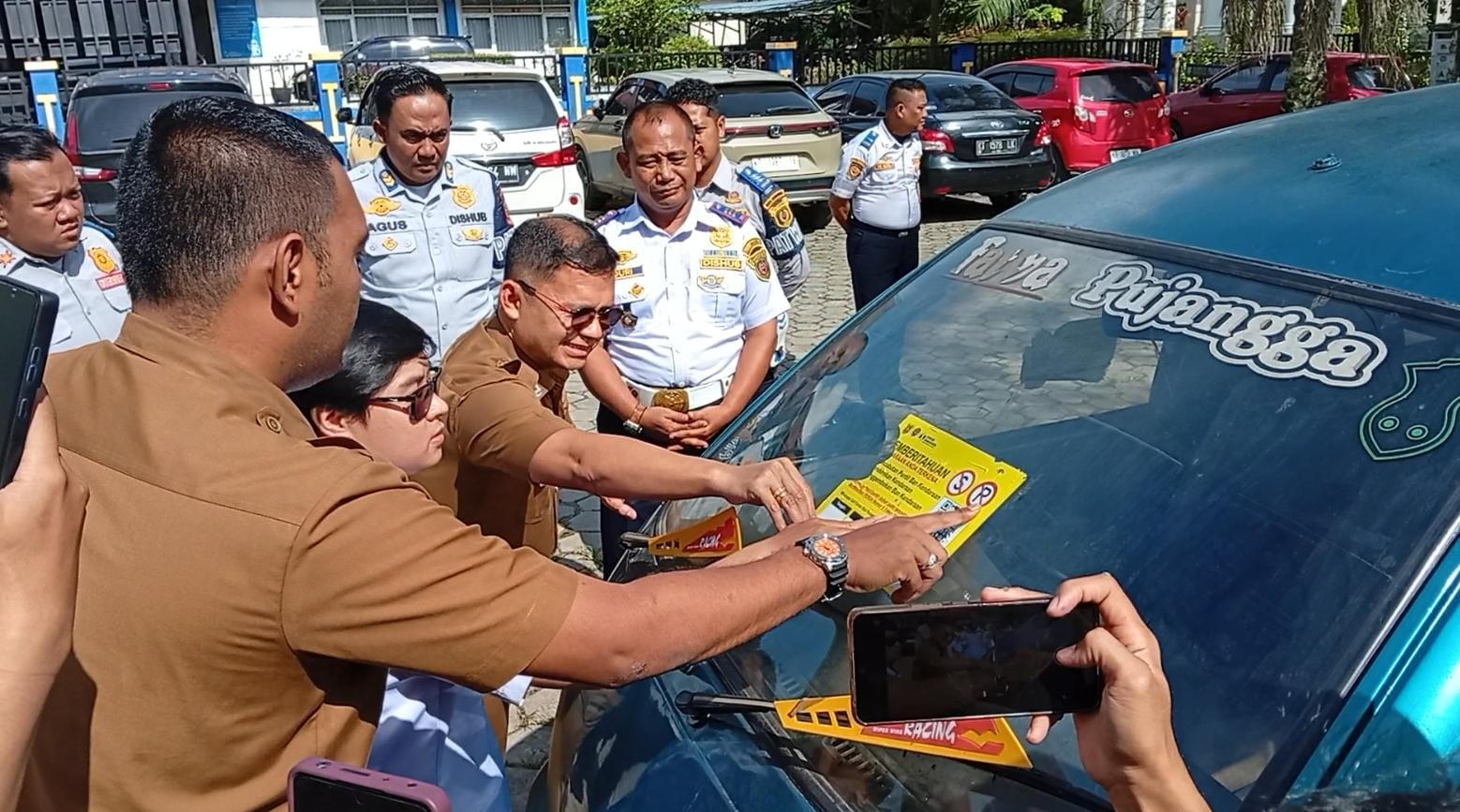 Dishub Samarinda pasang stiker pelanggaran.