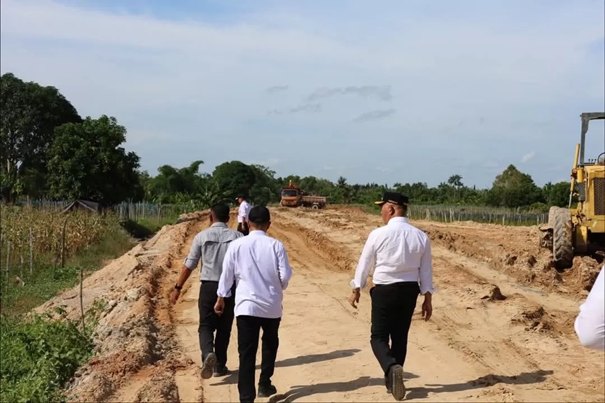 TINJAU: Wali Kota Tarakan dr Khairul bersama Kepala DPUTR Tarakan Fandariansyah meninjau Kasiba yang akan dibangun Puspem. (AGUS DIAN ZAKARIA/RADAR TARAKAN)