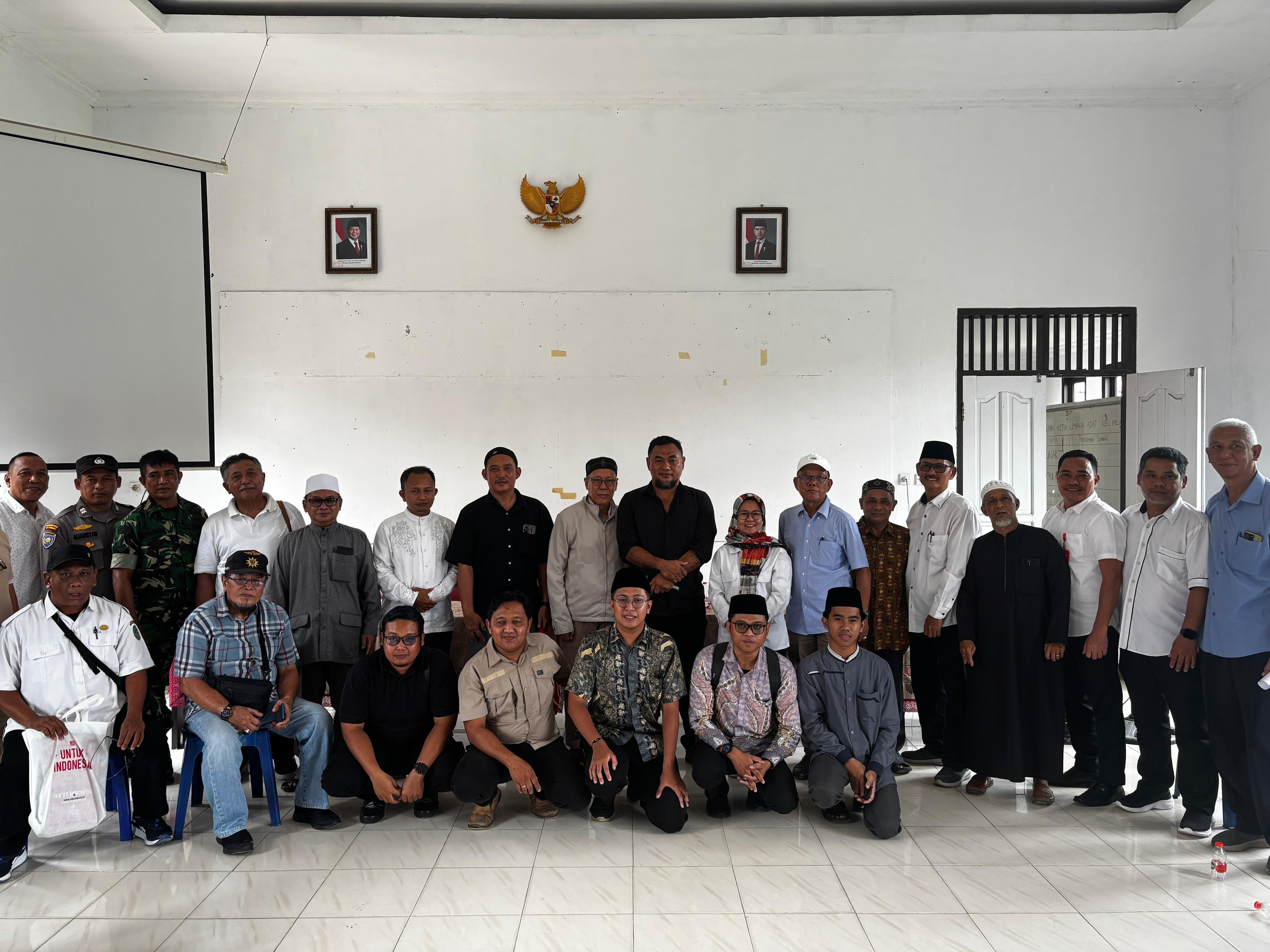 Musyawarah pengurus dan jsmaah Masjid Al-Qadar Tenggarong di BPU Kelurahan Melayu (Elmo/Prokal.co)