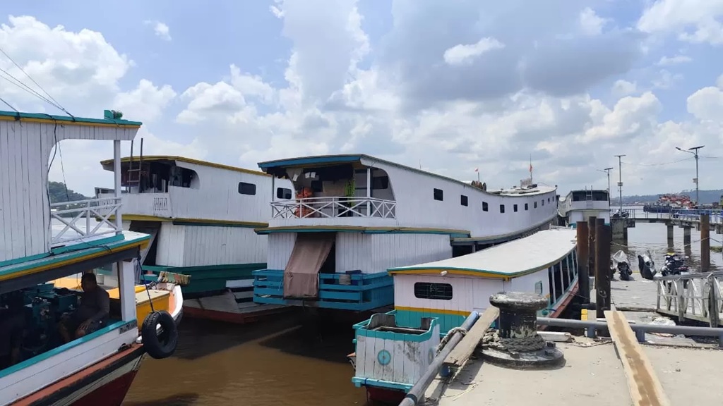 Kapal yang melayani Samarinda-Kutai Barat-Mahakam Ulu. (FOTO DENNY SAPUTRA/KP)