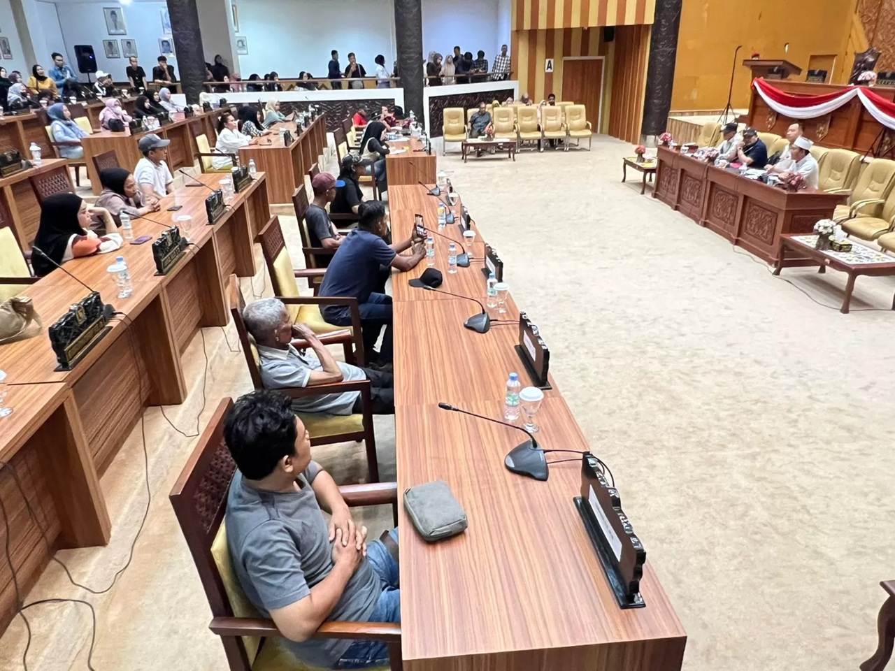 Sejumlah perwakilan pedagang Pasar Pagi berstatus penyewa menyampaikan kekhawatiran mereka kepada Komisi II DPRD Samarinda, Selasa (3/2/2026). (MELI/SAPOS)