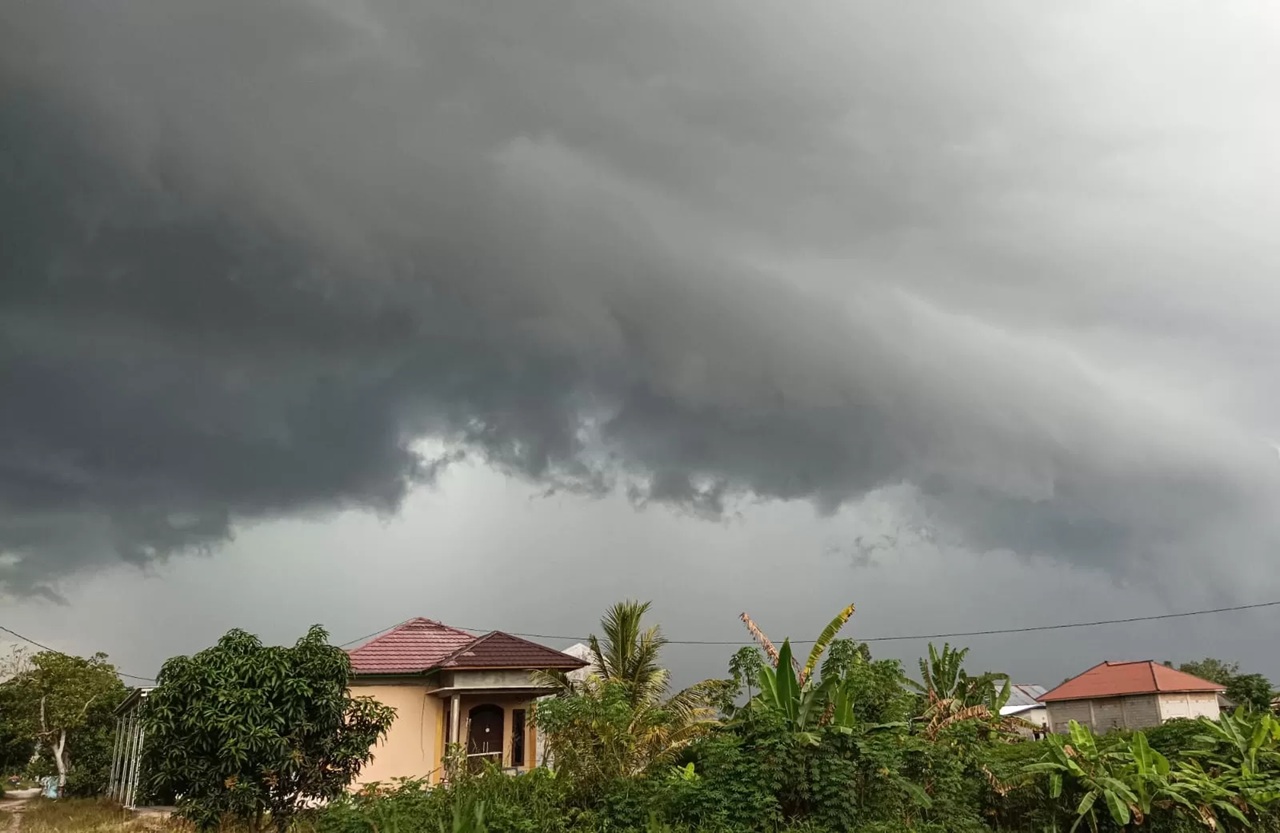Awan hitam di atas langit Sampit, Kabupaten Kotawaringin Timur, menandakan akan terjadi hujan lebat beserta penyerta cuaca lainnya. (Oes/ Radar Sampit) 