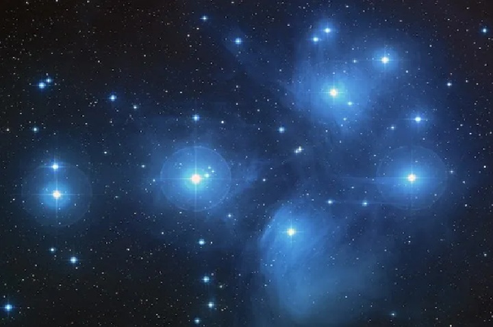 Pleiades (M45 atau Tujuh Saudari).