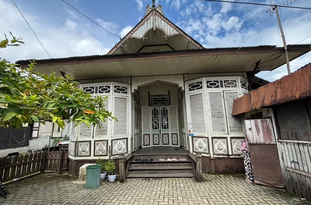 MASIH KOKOH: Rumah Bangun Gudang yang dulu didirikan pedagang asal Surgi Mufti Banjarmasin, Abdul Gani Kamar pada tahun 1925. (Foto: Zulvan Rahmatan/Radar Banjarmasin)