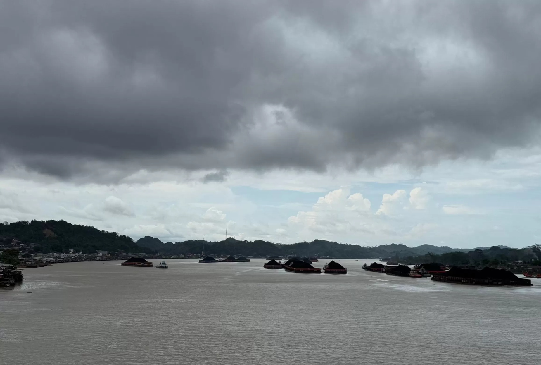HARUS TEGAS: Tambatan ilegal mengganggu alur pelayaran Sungai Mahakam yang juga melakukan pungutan liar hingga jutaan rupiah.