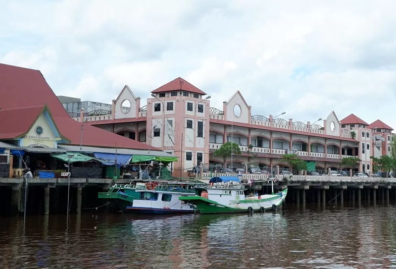Perahu nelayan saat sandar di Pasar Ikan Mentaya di Sampit. Dalam beberapa hari belakangan nelayan diimbau waspada karena gelombang tinggi.(Dok.Oes/Radar Sampit)