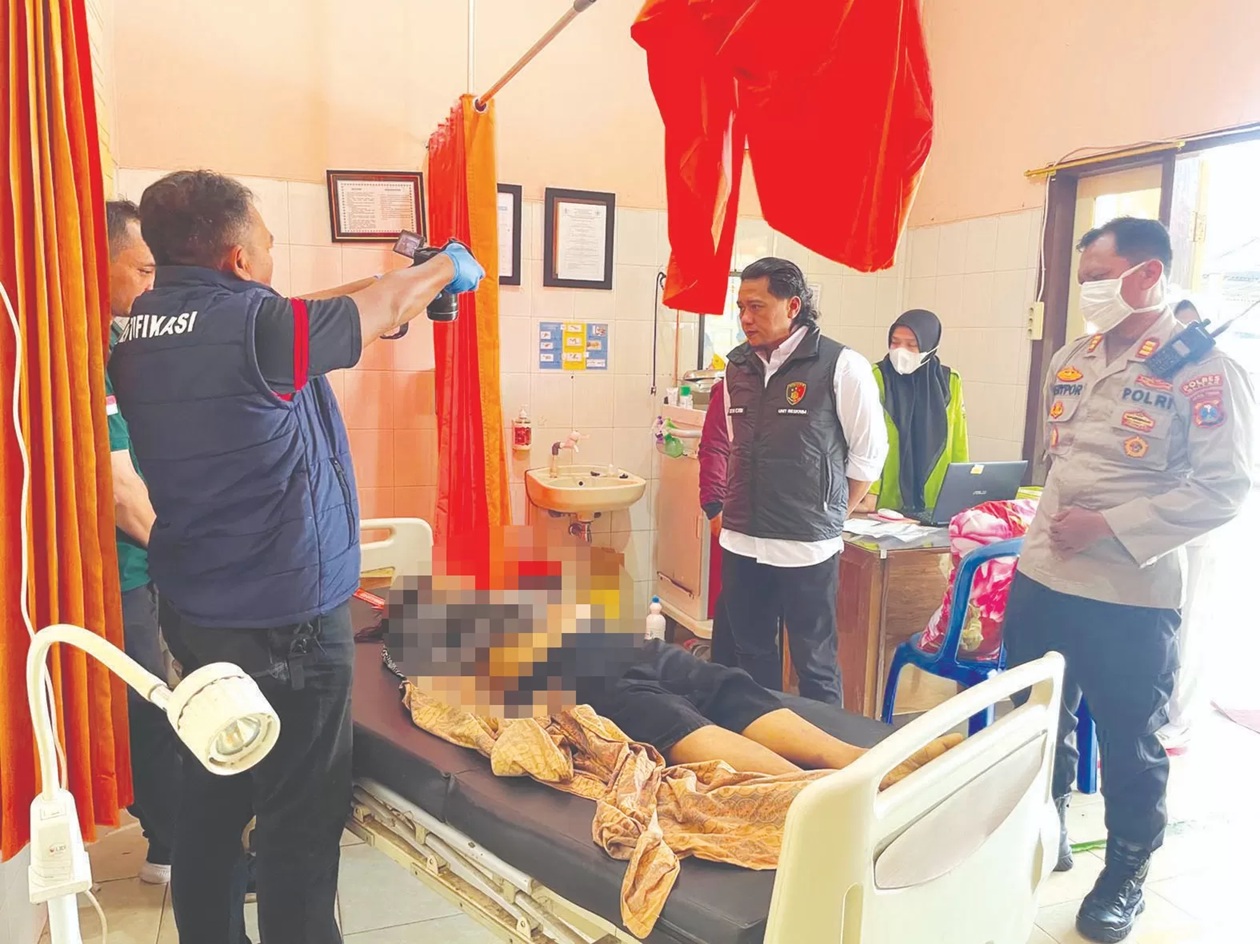 SELIDIKI: Proses identifikasi jenazah SM di Puskesmas Boro, Kecamatan Selorejo, pada Selasa (3/2/2026). (Polsek Selorejo)