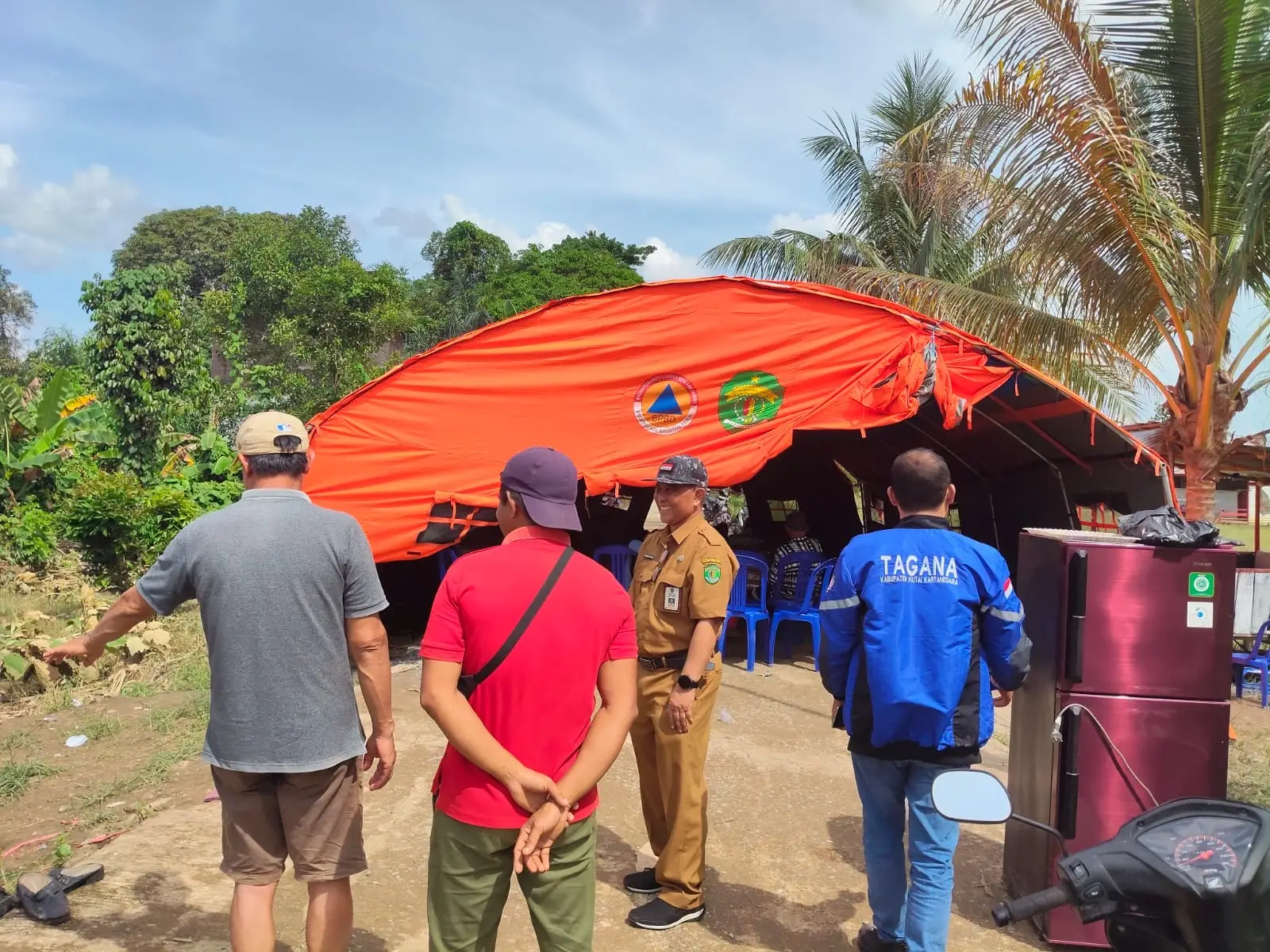 Dinsos tinjau banjir.