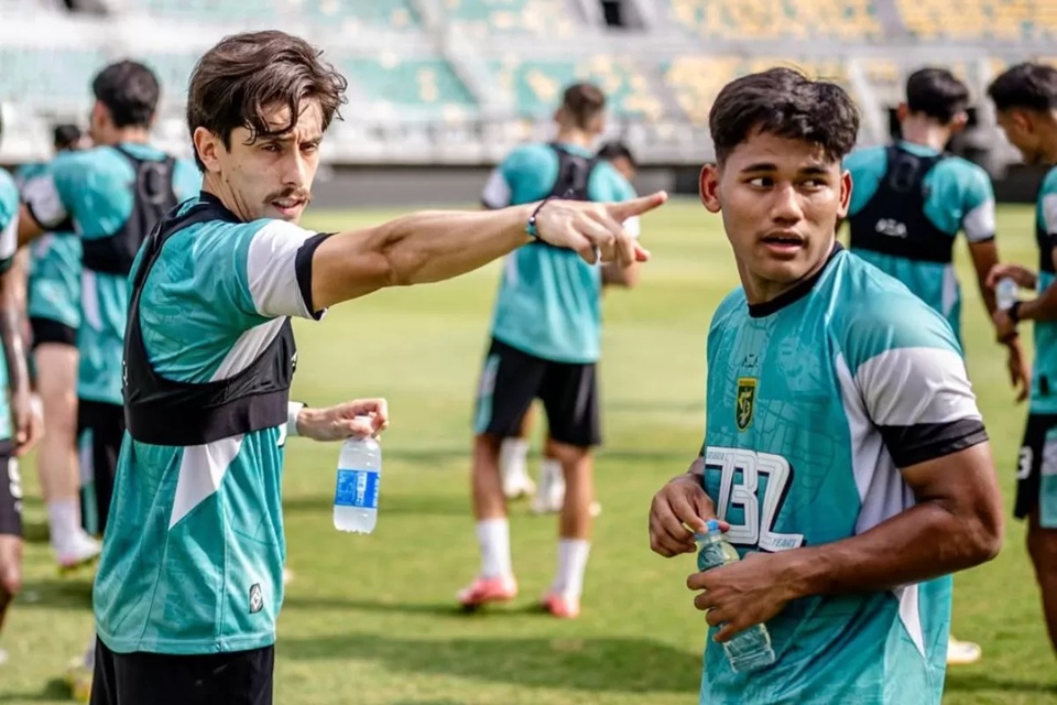 Toni Firmansyah (kanan) jadi salah satu pemain muda andalan Persebaya Surabaya. (Persebaya)