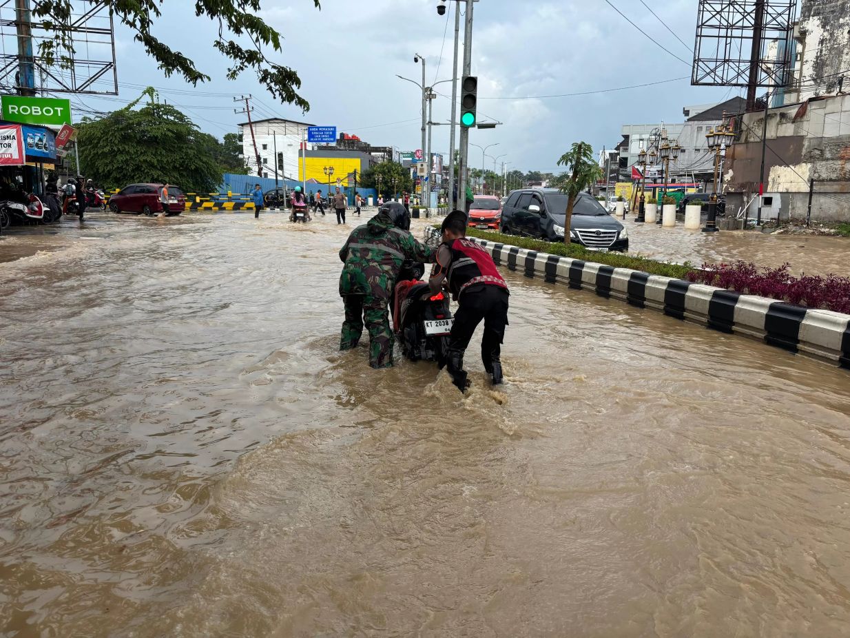 Genangan air kembali merendam Jalan MT Haryono, Balikpapan, Selasa (3/2/2026), meski hujan hanya turun singkat dan menyebabkan arus lalu lintas tersendat dan motor mogok. (IST)