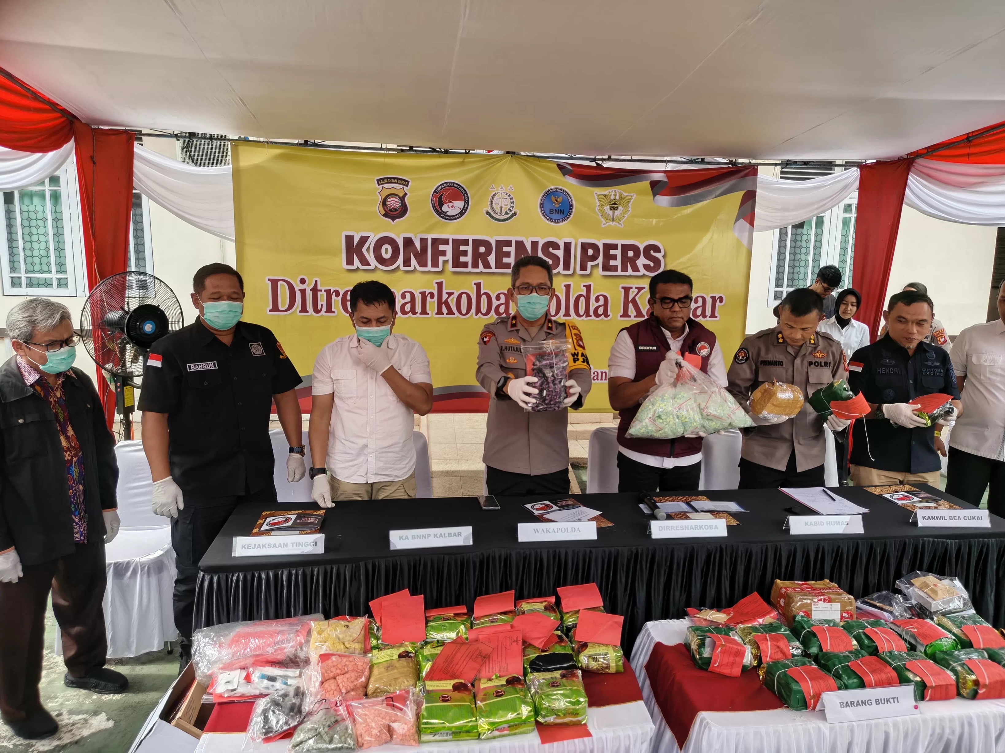 Polda Kalbar memusnahkan barang bukti narkoba hasil pengungkapan 11 kasus dalam konferensi pers Ditresnarkoba di Pontianak.