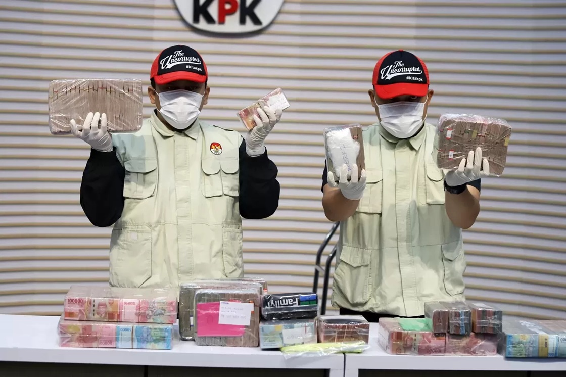 Ilustrasi KPK menunjukkan barang bukti berupa uang tunai terkait Operasi Tangkap. (Dery Ridwansah/ JawaPos.com)