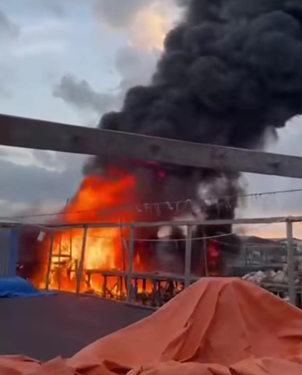 Kendaraan roda dua dan bahan bakar minyak terbakar diduga akibat korsleting pada mesin sama pemindahan BBM.